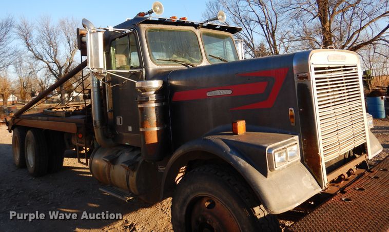 image for item JJ9776 1985 Freightliner  winch truck