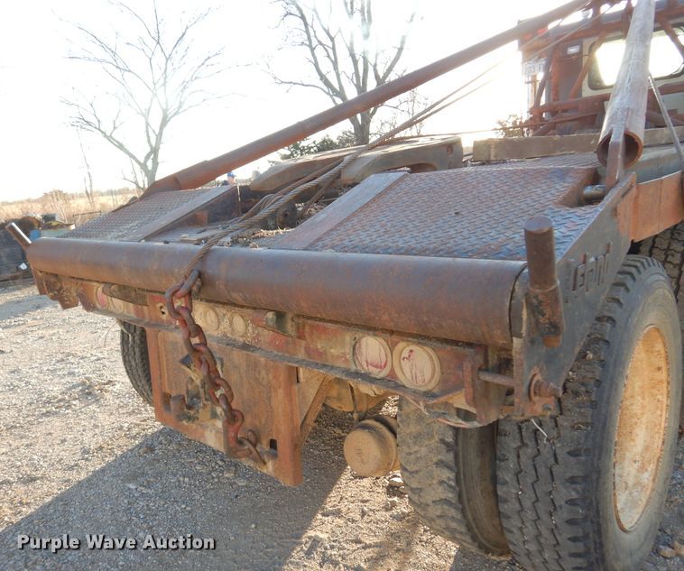 image for item JJ9776 1985 Freightliner  winch truck