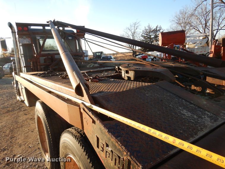 image for item JJ9776 1985 Freightliner  winch truck