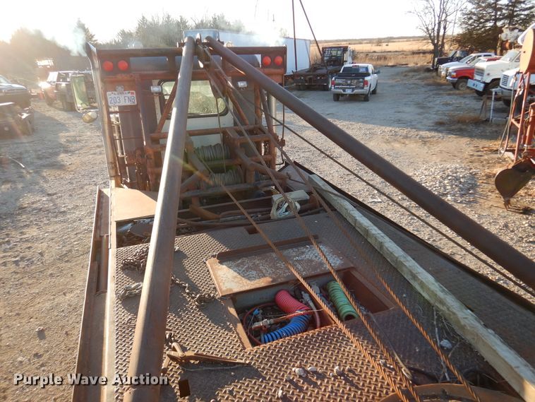 image for item JJ9776 1985 Freightliner  winch truck