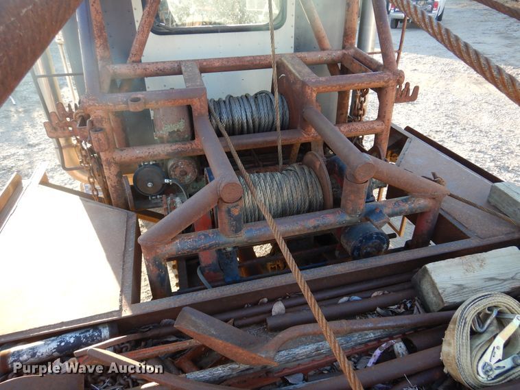 image for item JJ9776 1985 Freightliner  winch truck