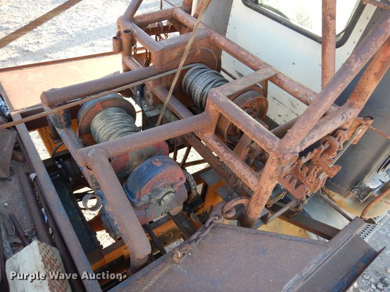 image for item JJ9776 1985 Freightliner  winch truck