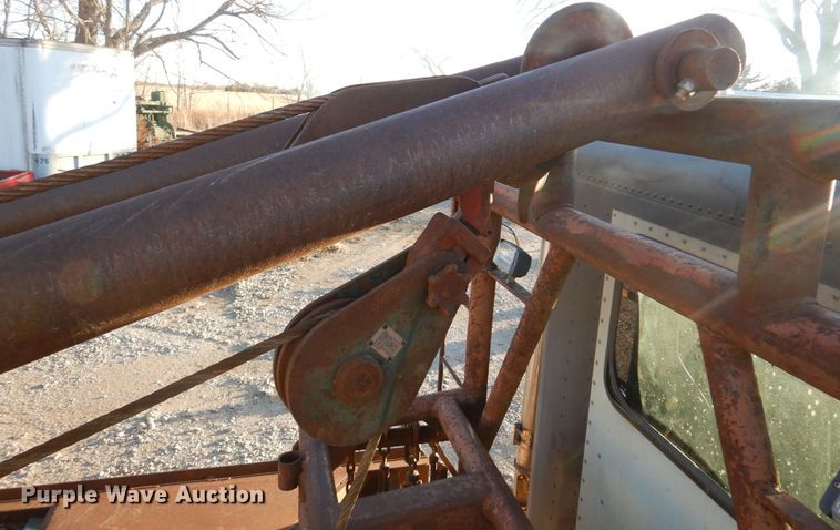 image for item JJ9776 1985 Freightliner  winch truck