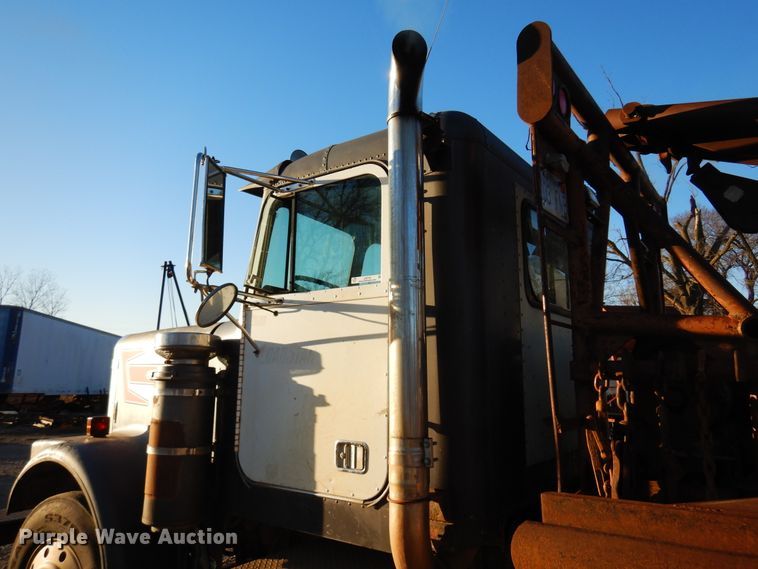 image for item JJ9776 1985 Freightliner  winch truck