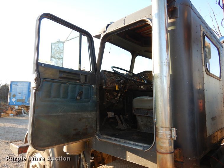 image for item JJ9776 1985 Freightliner  winch truck