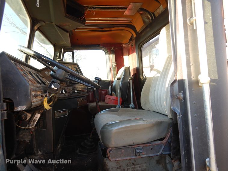 image for item JJ9776 1985 Freightliner  winch truck