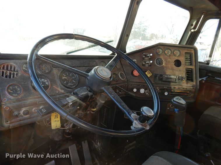 image for item JJ9776 1985 Freightliner  winch truck