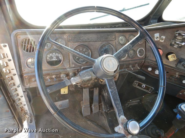 image for item JJ9776 1985 Freightliner  winch truck