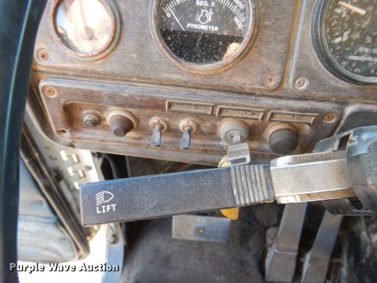 image for item JJ9776 1985 Freightliner  winch truck