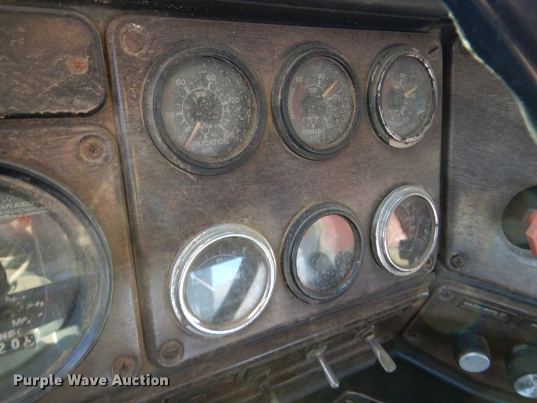 image for item JJ9776 1985 Freightliner  winch truck