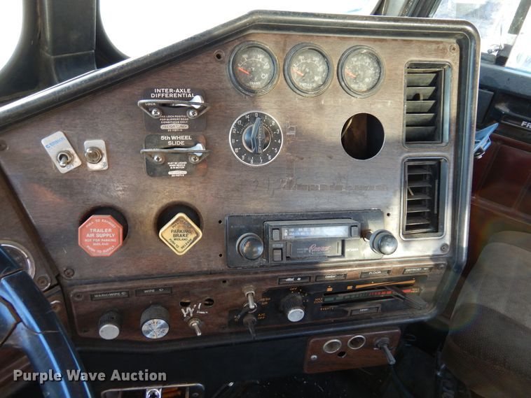 image for item JJ9776 1985 Freightliner  winch truck