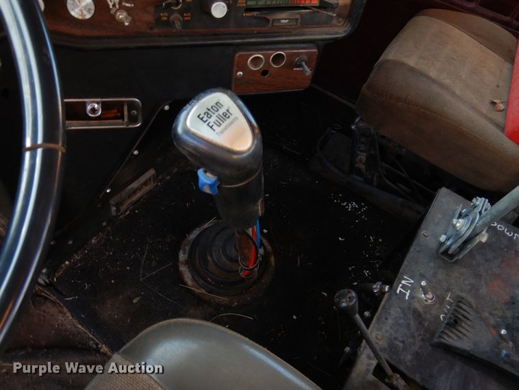 image for item JJ9776 1985 Freightliner  winch truck