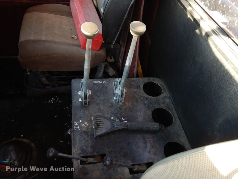 image for item JJ9776 1985 Freightliner  winch truck