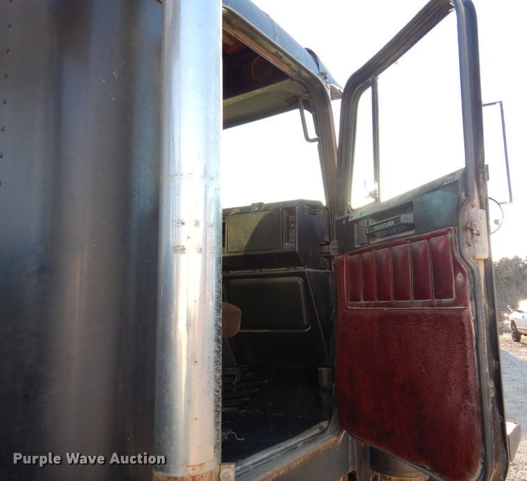 image for item JJ9776 1985 Freightliner  winch truck