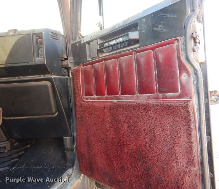 image for item JJ9776 1985 Freightliner  winch truck