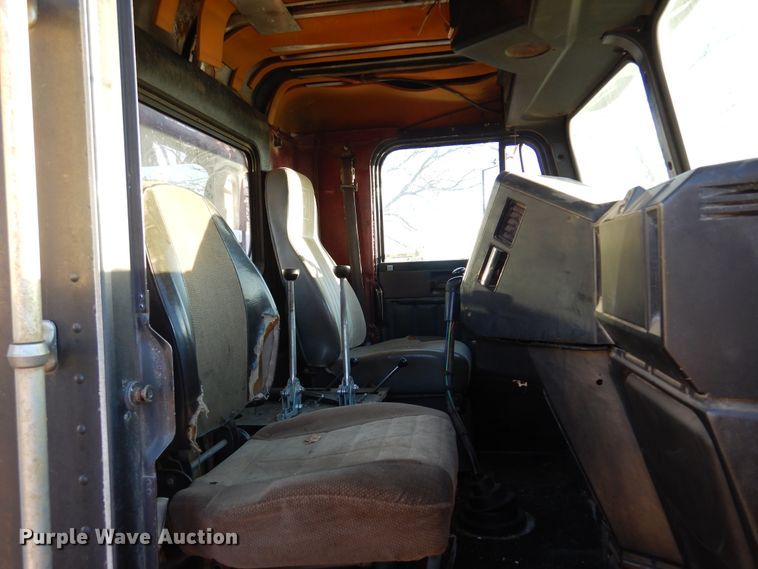 image for item JJ9776 1985 Freightliner  winch truck