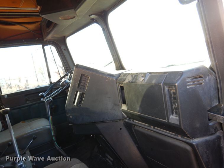 image for item JJ9776 1985 Freightliner  winch truck