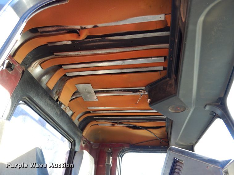 image for item JJ9776 1985 Freightliner  winch truck