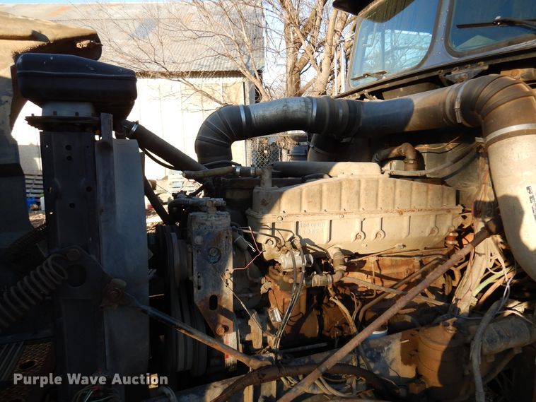 image for item JJ9776 1985 Freightliner  winch truck