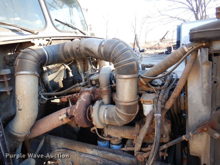 image for item JJ9776 1985 Freightliner  winch truck