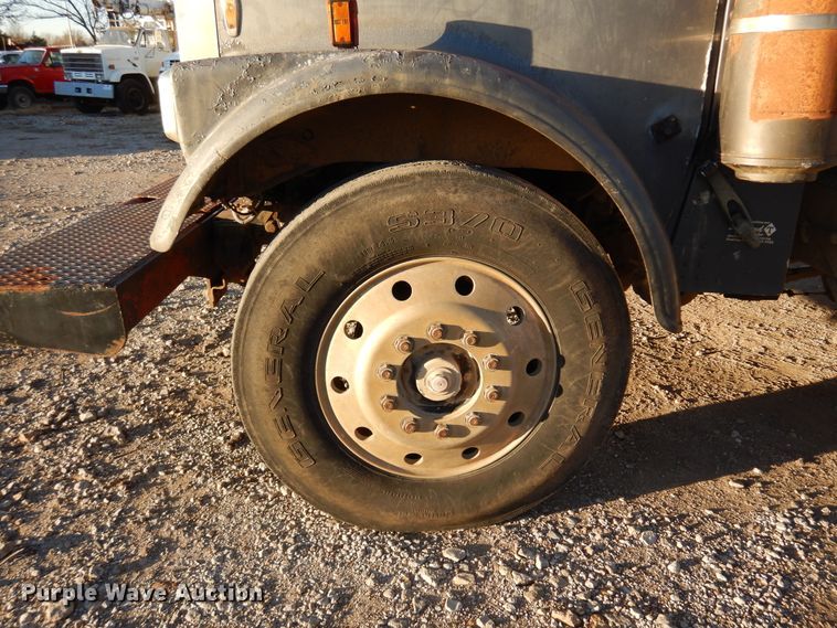 image for item JJ9776 1985 Freightliner  winch truck