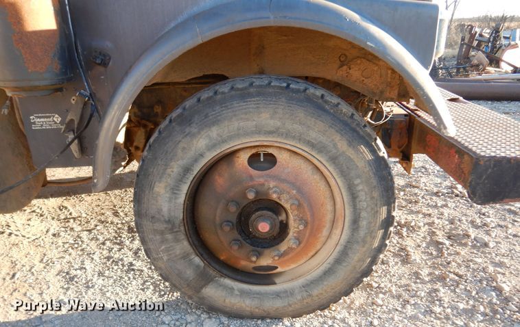 image for item JJ9776 1985 Freightliner  winch truck