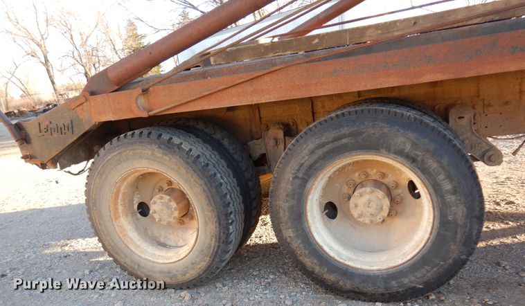 image for item JJ9776 1985 Freightliner  winch truck