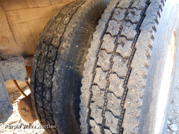 image for item JJ9776 1985 Freightliner  winch truck