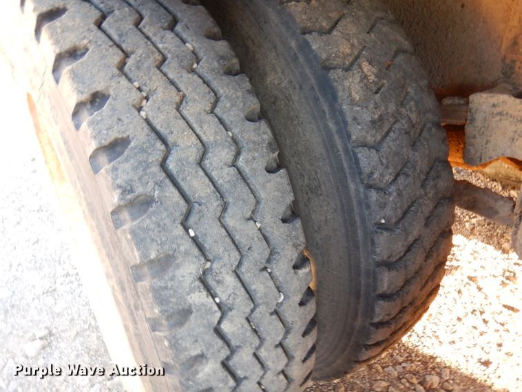 image for item JJ9776 1985 Freightliner  winch truck