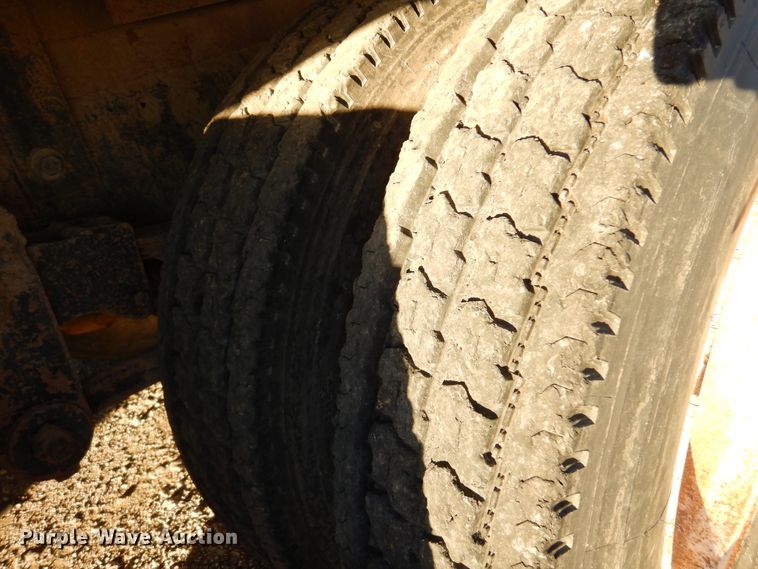 image for item JJ9776 1985 Freightliner  winch truck