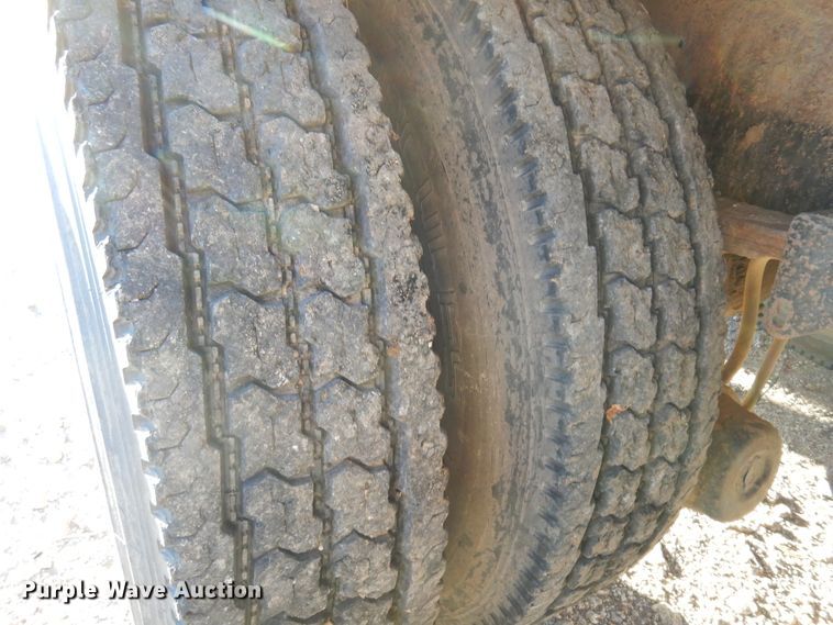 image for item JJ9776 1985 Freightliner  winch truck