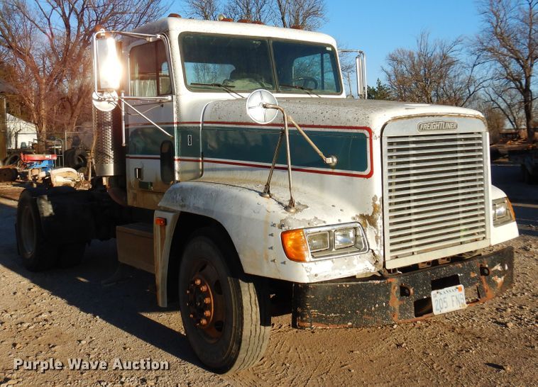 image for item JJ9778 1994 Freightliner FLD120  semi truck