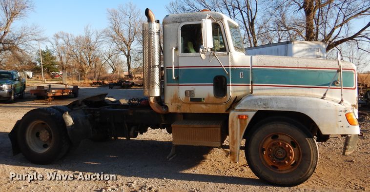 image for item JJ9778 1994 Freightliner FLD120  semi truck