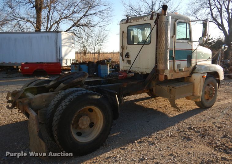 image for item JJ9778 1994 Freightliner FLD120  semi truck