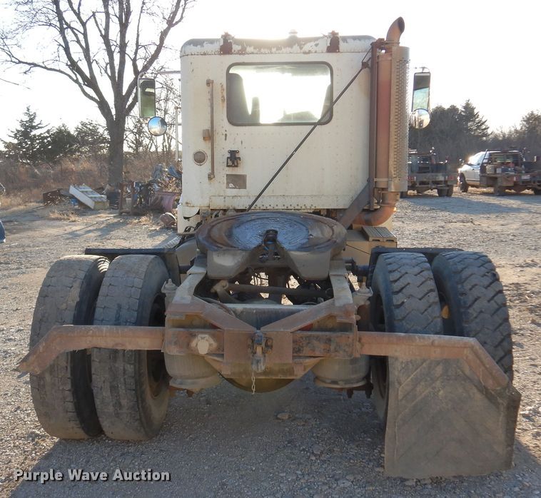 image for item JJ9778 1994 Freightliner FLD120  semi truck