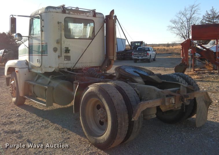 image for item JJ9778 1994 Freightliner FLD120  semi truck
