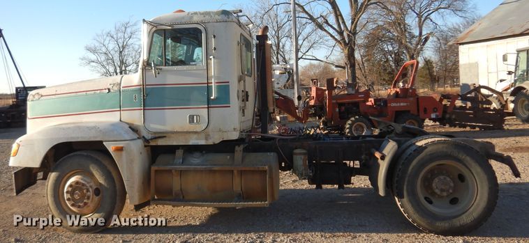 image for item JJ9778 1994 Freightliner FLD120  semi truck