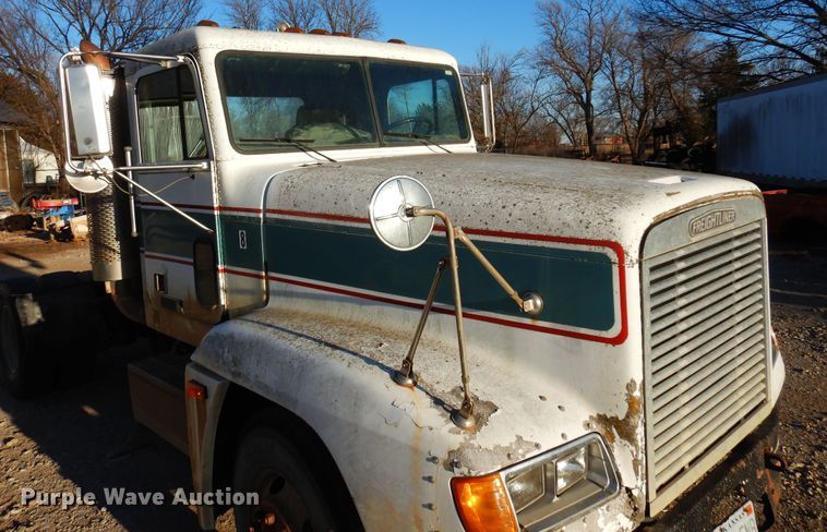 image for item JJ9778 1994 Freightliner FLD120  semi truck