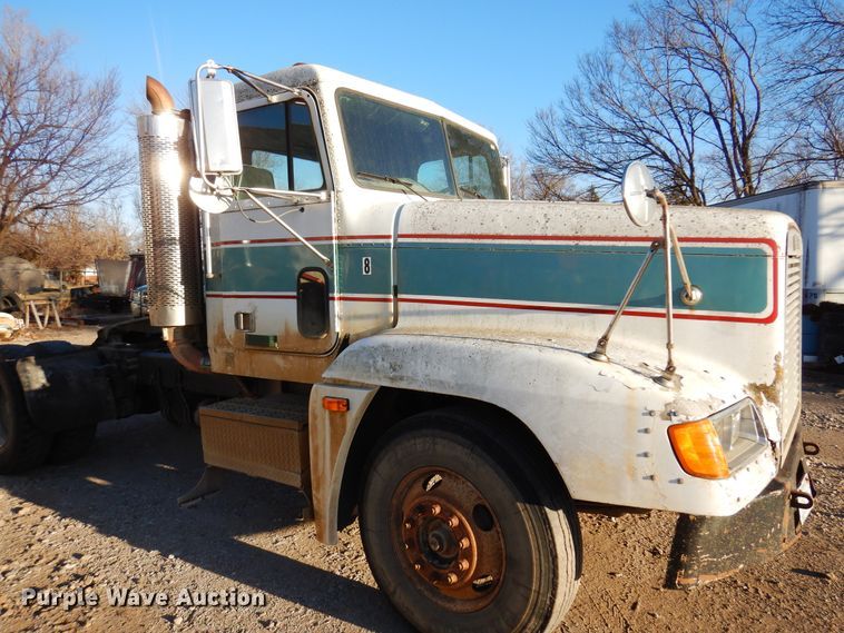 image for item JJ9778 1994 Freightliner FLD120  semi truck