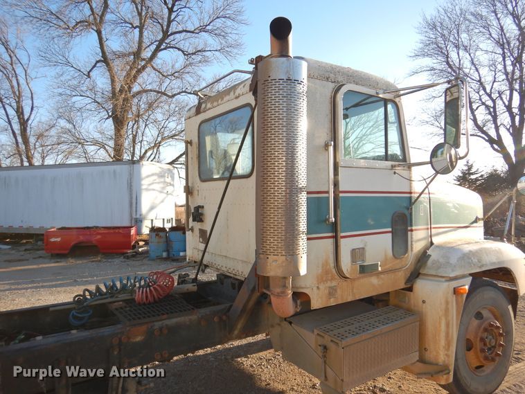 image for item JJ9778 1994 Freightliner FLD120  semi truck