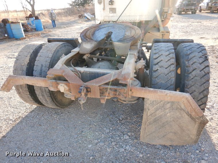 image for item JJ9778 1994 Freightliner FLD120  semi truck