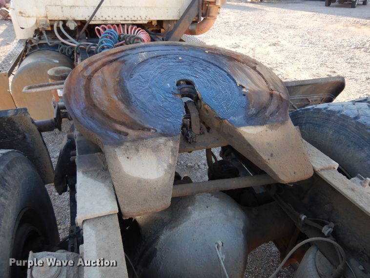 image for item JJ9778 1994 Freightliner FLD120  semi truck