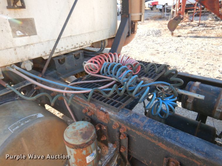 image for item JJ9778 1994 Freightliner FLD120  semi truck