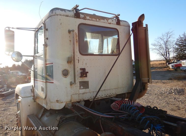 image for item JJ9778 1994 Freightliner FLD120  semi truck