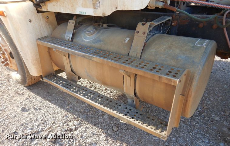 image for item JJ9778 1994 Freightliner FLD120  semi truck