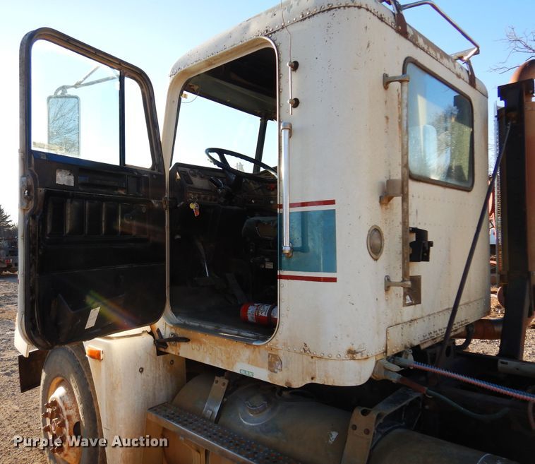 image for item JJ9778 1994 Freightliner FLD120  semi truck