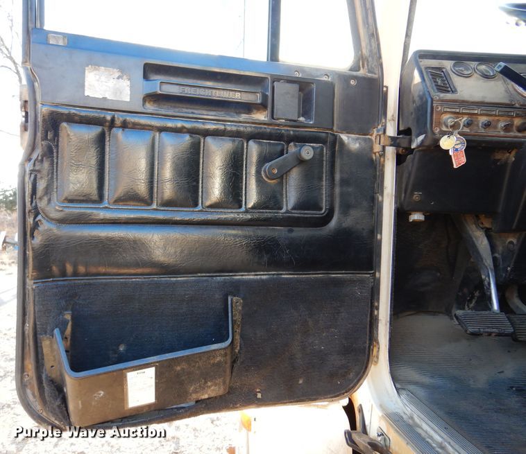 image for item JJ9778 1994 Freightliner FLD120  semi truck