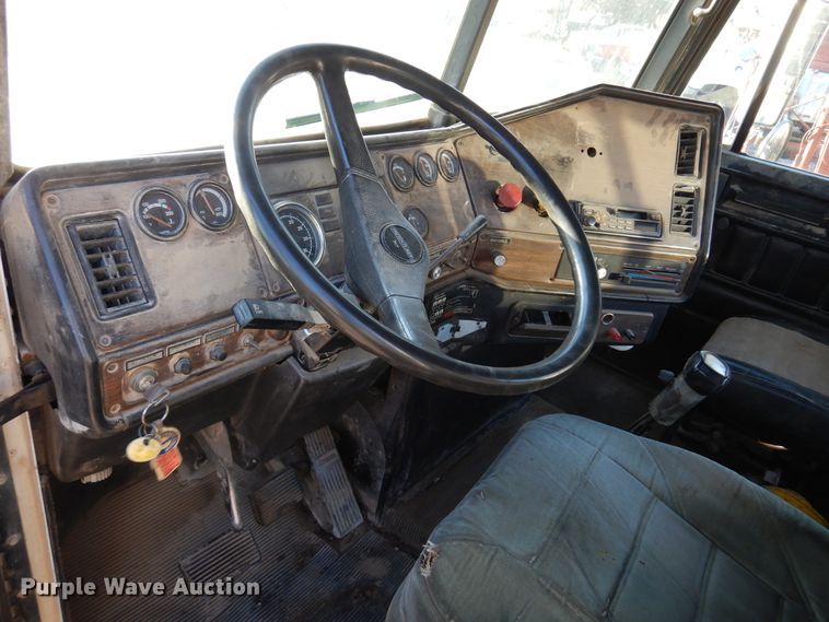 image for item JJ9778 1994 Freightliner FLD120  semi truck