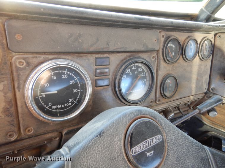 image for item JJ9778 1994 Freightliner FLD120  semi truck