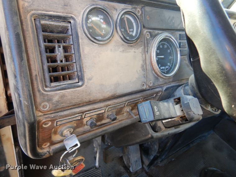 image for item JJ9778 1994 Freightliner FLD120  semi truck